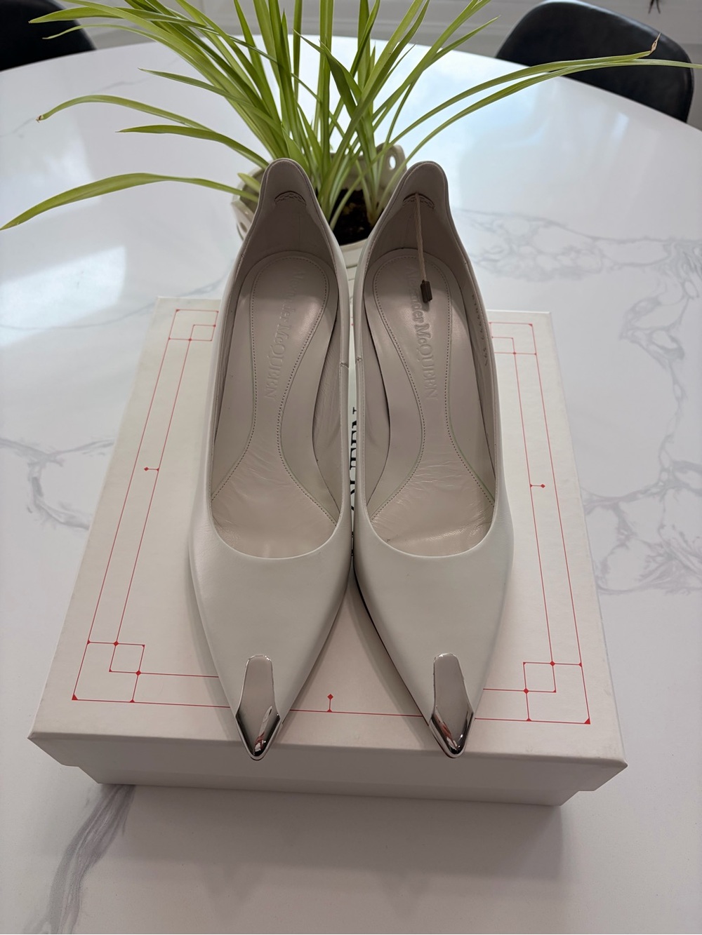 Alexander McQueen White Leather Pointed Pumps with Silver Toe Detail